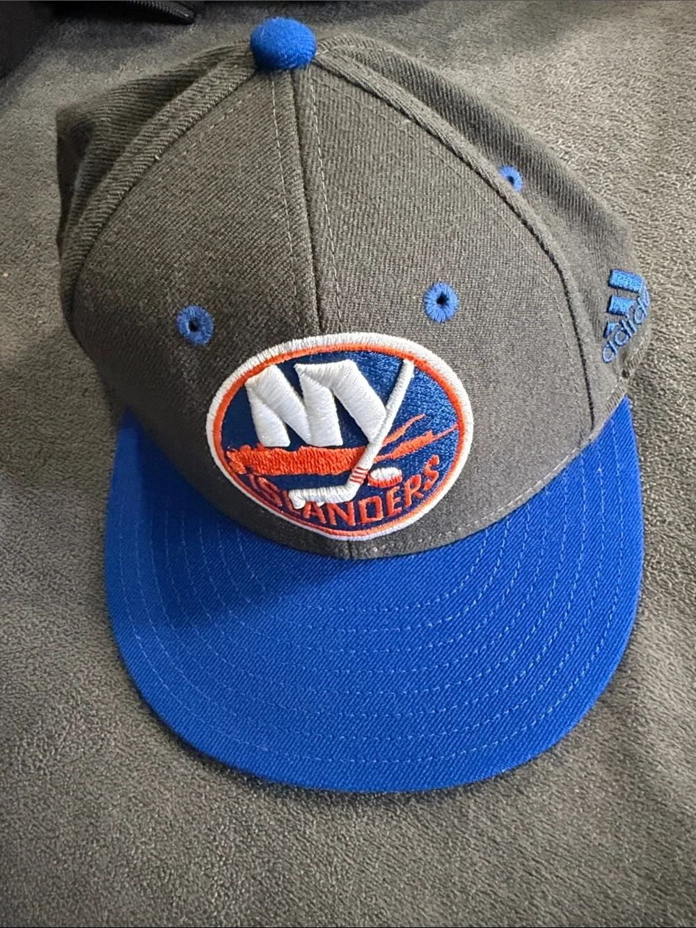 New York Islanders Adidas Hat Cap fitted Grey Blue  NHL Ice Hockey Team Logo